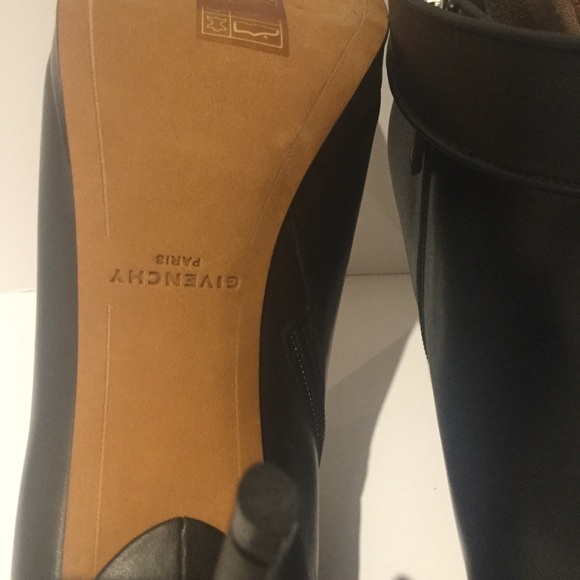 📌 SOLD📌 GIVENCHY SHARK-TOOTH TURN-LOCK BOOTS. - Picture 5 of 8